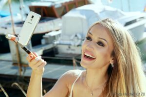 Frau mit Smartphone Halter selfi smile