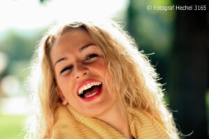 Blonde Frau mit schönem Lachen und Handtuch