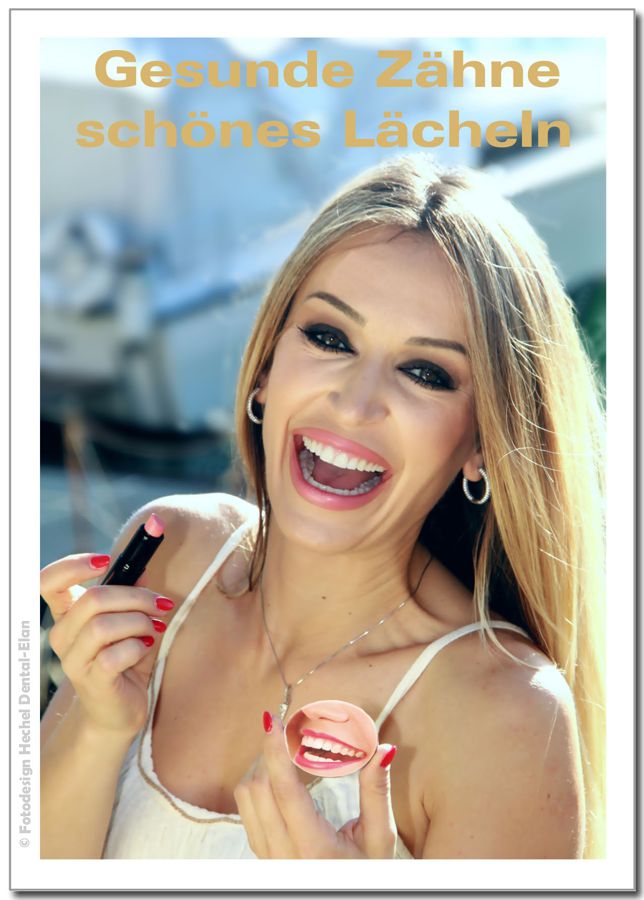Dental smile Foto mit Lebensfreude Frau mit Mund Motiv Spiegel in der hand