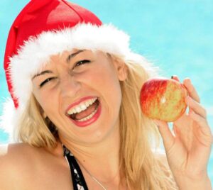 Herzliches dentales Lachen mit Apfel