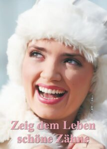 Frau mit russischer weißer Pelzmütze zeigt dem Leben schäne Zähne