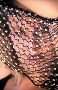 Model mit Perlennetz vor dem Gesicht