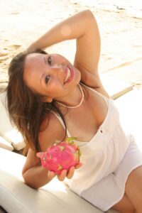 Sommerfeeling mit Drachenfrucht in der Hand