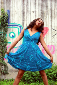 Modellkleid vor Graffiti wand