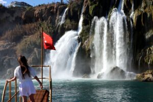 Auf dem Schiff mit Blick zum Wasserfall in Antalya mit dem Bug nach vorne