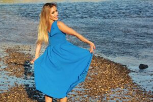Sommer am Kiesstrand Model schwungvoll im Kleid