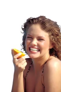 Alessandra Alores Miss Deutschland mit Orange als Symbol für Gesundheit in der Hand